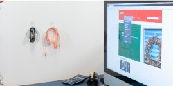 Espacio de trabajo organizado con Ganchos Adhesivos Command

